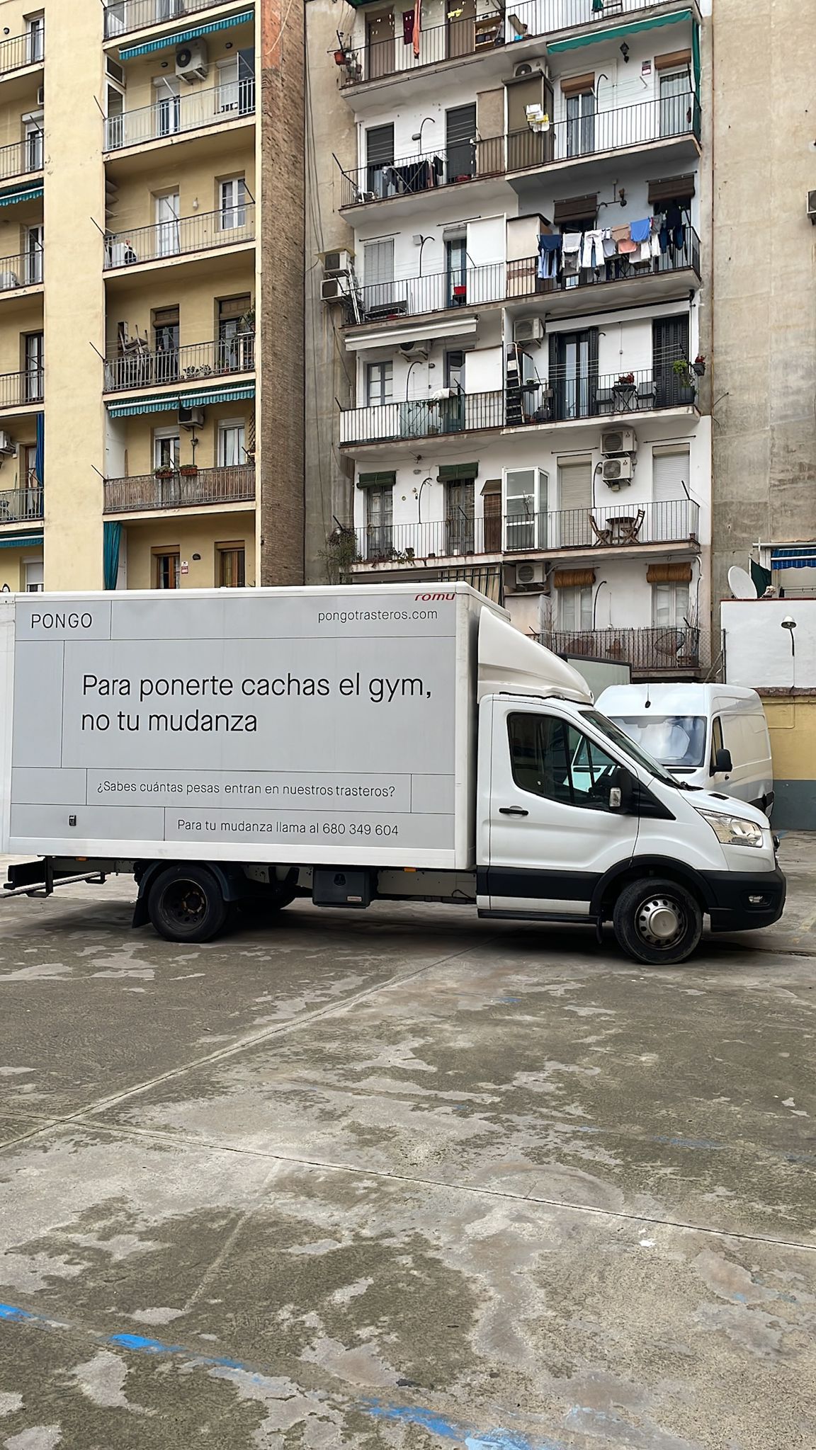 Furgón de mudanza de Roalda group en Barcelona